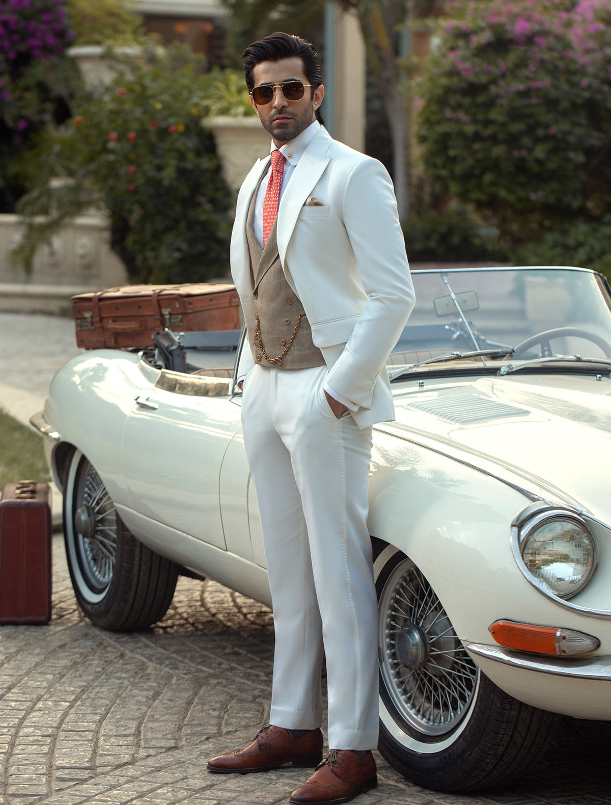 CLASSIC WHITE POINTED LAPEL SUIT